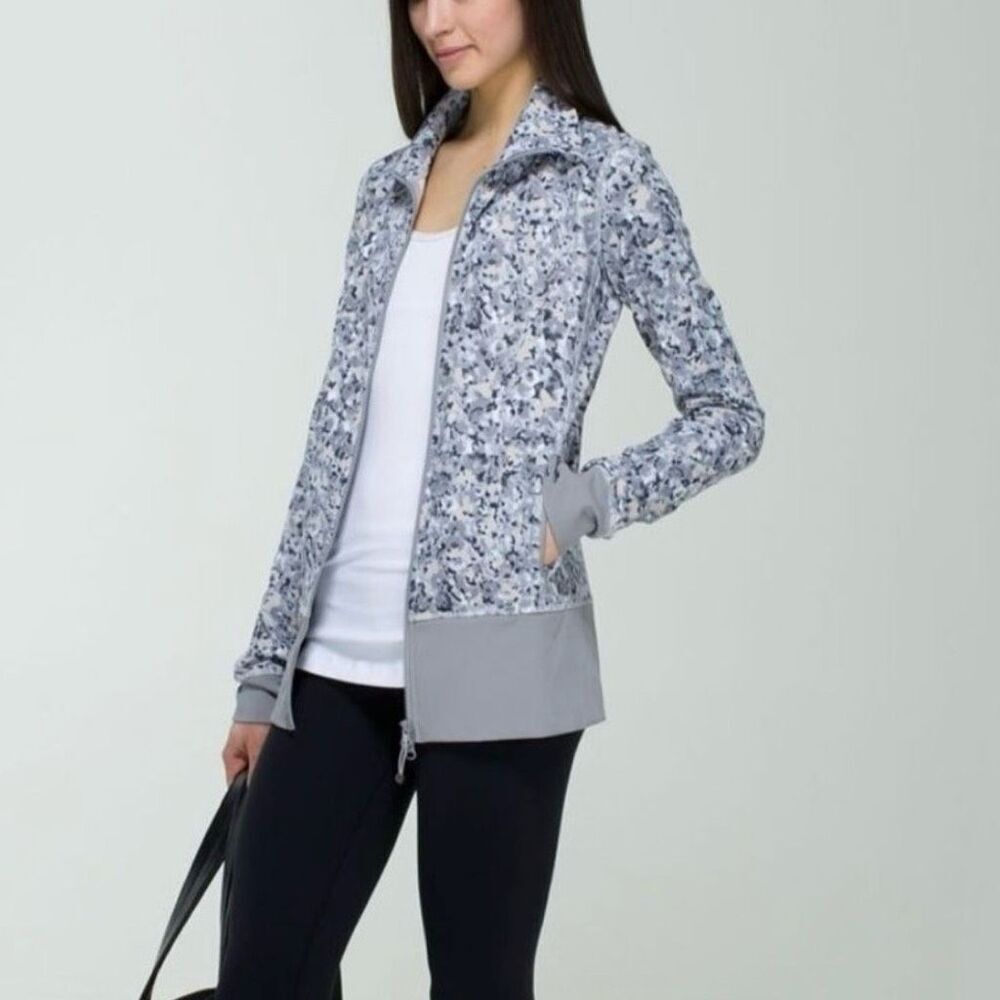 Lululemon Nice Asana Jacket size 4 Gray